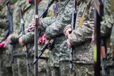 POLTAVA, UKRAINE - 19 Nisan 2022: Silahlı Kuvvetlerin şehit askerlerinin defin töreni sırasında makineli tüfekle Ukrayna ordusu