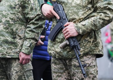 POLTAVA, UKRAINE - 19 Nisan 2022: Silahlı Kuvvetlerin şehit askerlerinin defin töreni sırasında makineli tüfekle Ukrayna ordusu