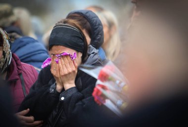 POLTAVA, UKRAINE - 19 Nisan 2022: Rusya-Ukrayna savaşı sırasında ölen Ukrayna Silahlı Kuvvetleri askeri oğlunun yasını tutan bir kadın