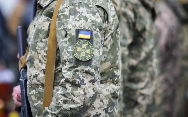 POLTAVA, UKRAINE - 19 Nisan 2022: Silahlı Kuvvetlerin şehit askerlerinin defin töreni sırasında makineli tüfekle Ukrayna ordusu