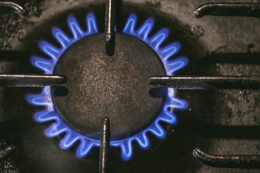 Gaz ocağının yanması sırasında gaz alevi