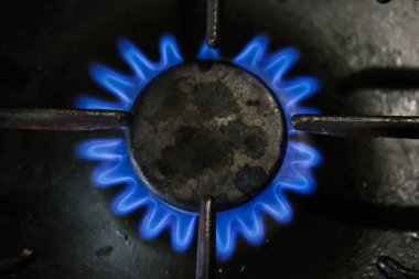 Gaz ocağının yanması sırasında gaz alevi