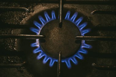 Gaz ocağının yanması sırasında gaz alevi