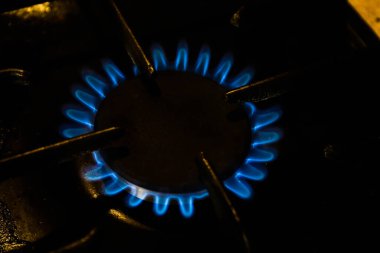 Gaz ocağının yanması sırasında gaz alevi