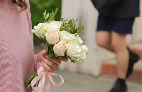 Esküvői Csokor Virágokkal Esküvő Alatt — Stock Fotó
