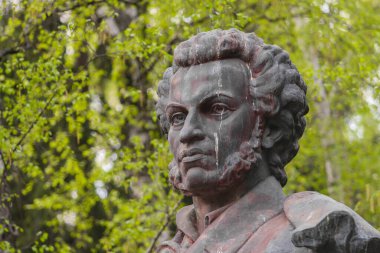 POLTAVA, UKRAINE - 1 Mayıs 2022: Şehir parkında Rus şair Alexander Puşkin anıtı