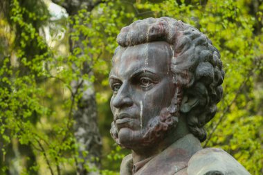 POLTAVA, UKRAINE - 1 Mayıs 2022: Şehir parkında Rus şair Alexander Puşkin anıtı