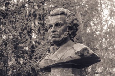 POLTAVA, UKRAINE - 1 Mayıs 2022: Şehir parkında Rus şair Alexander Puşkin anıtı