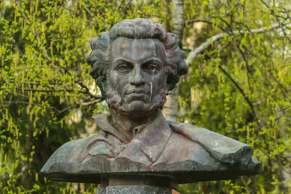 POLTAVA, UKRAINE - 1 Mayıs 2022: Şehir parkında Rus şair Alexander Puşkin anıtı