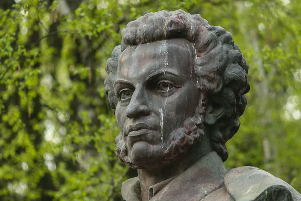 ポーランド ウクライナ 2022年5月1日 市内公園でロシアの詩人アレクサンダー プーシキンへの記念碑 — ストック写真