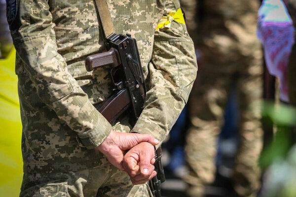 ПОЛТАВА, Украина - 10 мая 2022 года: Боец Территориальной обороны Украины во время похорон военнослужащих