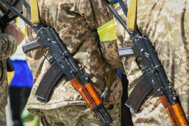 POLTAVA, UKRAINE - 18 Mayıs 2022: Rusya-Ukrayna savaşında ölen Ukrayna Silahlı Kuvvetleri askerlerinin veda töreni sırasında Ukrayna ordusunun askeri