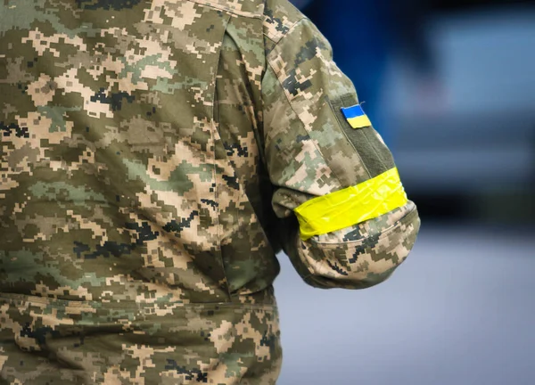 POLTAVA, UKRAINE - 18 Mayıs 2022: Rusya-Ukrayna savaşında ölen Ukrayna Silahlı Kuvvetleri askerlerinin veda töreni sırasında Ukrayna ordusunun askeri