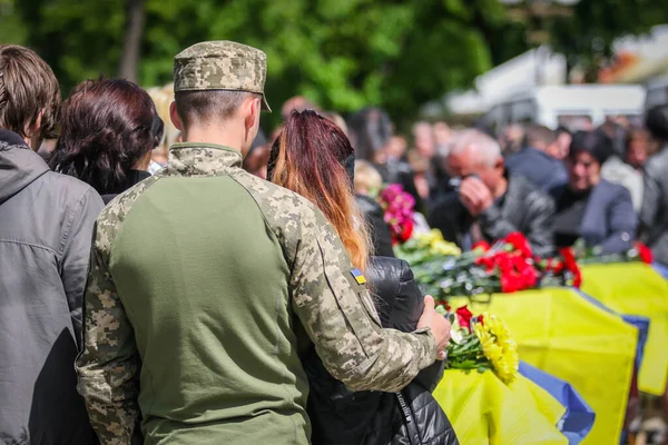2022 러시아 우크라이나 전쟁에서 우크라이나 병사들의 기념식중에 우크라 이나군 병사들 — 스톡 사진