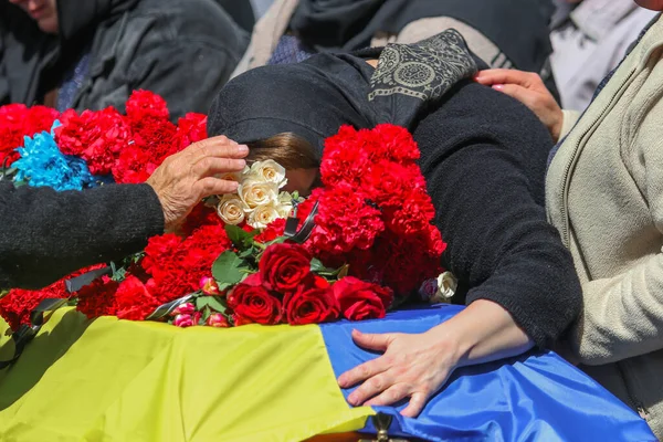 POLTAVA, UKRAINE - 18 Mayıs 2022: Rusya-Ukrayna savaşında ölen Ukrayna Silahlı Kuvvetleri askerleri için düzenlenen veda töreninde bir kadın ağlıyor