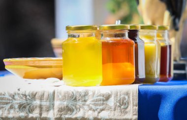 Öğleden sonra bal kavanozları