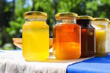 Öğleden sonra bal kavanozları