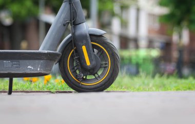 Sokakta dikilirken elektrikli scooter