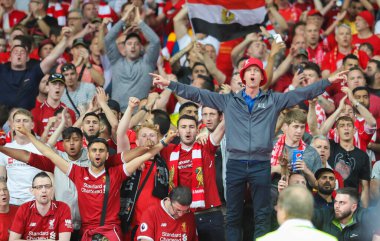 KYIV, UKRAINE 26 Mayıs 2018: Liverpool FC taraftarları Liverpool ve Real Madrid arasında Olimpiyskiy Ulusal Spor Kompleksi 'nde oynanan UEFA Şampiyonlar Ligi final maçında