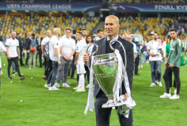 KYIV, UKRAINE 26 Mayıs 2018: Liverpool ve Real Madrid arasındaki UEFA Şampiyonlar Ligi final karşılaşmasında Fransız profesyonel futbolcu Zinedine Zidane (Zizou)