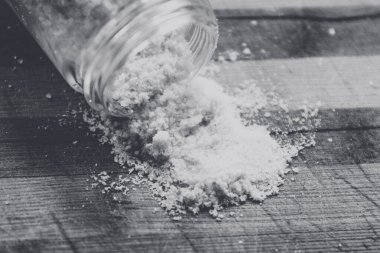 Tahtadaki tuz kristalleri.