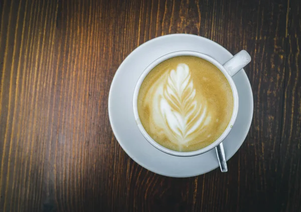 Tagsüber Liegt Eine Tasse Kaffee Auf Einem Hölzernen Braunen Tisch — Stockfoto