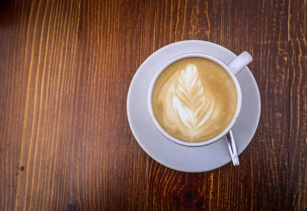 Tagsüber Liegt Eine Tasse Kaffee Auf Einem Hölzernen Braunen Tisch — Stockfoto