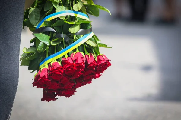 Strauß Roter Rosen Mit Gelber Und Blauer Schleife Farben Der — Stockfoto