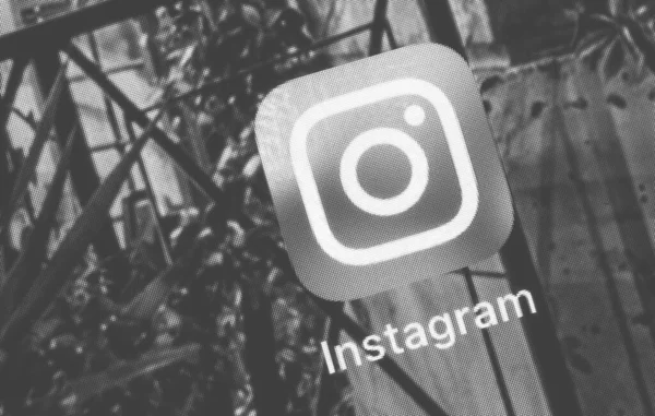 平板屏幕上的Instagram应用程序图标 — 图库照片