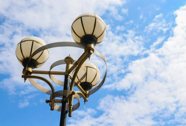 Luces Calle Sobre Fondo Cielo Azul —  Fotos de Stock