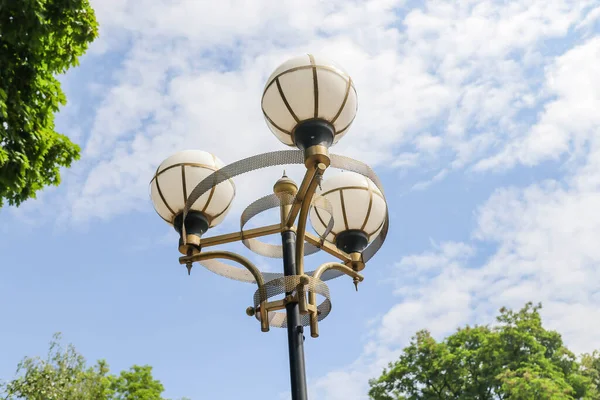 Street Lampor Bakgrund Blå Himmel — Stockfoto