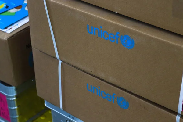 Unicef Felirat Háború Által Érintett Ukrán Gyermekek Dobozain — Stock Fotó