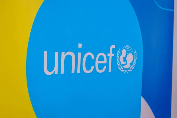 Unicef Felirat Háború Által Érintett Ukrán Gyermekek Dobozain — Stock Fotó