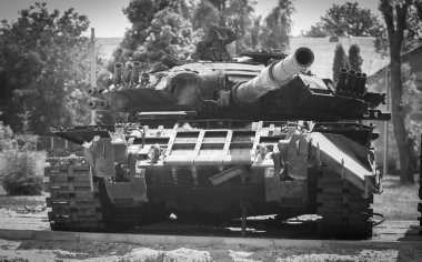 KHARKIV, UKRAINE - 27 Haziran 2022: Ukrayna ordusu tarafından bir şehir caddesinde imha edilen bir Rus tankı