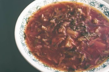 Gündüz vakti beyaz bir kase içinde Ukrayna borşundan (yemek)