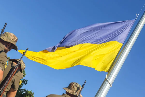 Bandera Ucrania Sobre Fondo Cielo Azul —  Fotos de Stock
