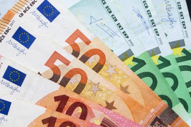 Gürleyen Avrupa Birliği (Euro) banknotları güneşli bir günde