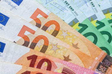 Gürleyen Avrupa Birliği (Euro) banknotları güneşli bir günde