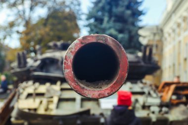 POLTAVA, UKRAINE - 25 Eylül 2022: Yok edilen askeri teçhizat sergisi sırasında bir Rus tankının namlusu