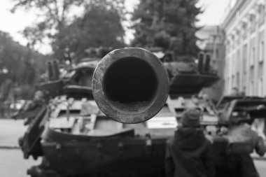 POLTAVA, UKRAINE - 25 Eylül 2022: Yok edilen askeri teçhizat sergisi sırasında bir Rus tankının namlusu