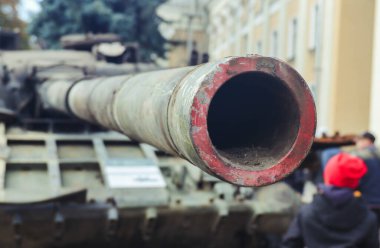 POLTAVA, UKRAINE - 25 Eylül 2022: Yok edilen askeri teçhizat sergisi sırasında bir Rus tankının namlusu