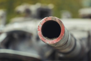 POLTAVA, UKRAINE - 25 Eylül 2022: Yok edilen askeri teçhizat sergisi sırasında bir Rus tankının namlusu