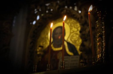 Ukrayna Hristiyan Kilisesi binasında mumlar yanıyor.