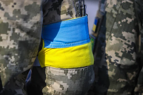 Украинский Солдат Желто Голубой Лентой Руке Флаг Украины Время Прощания — стоковое фото