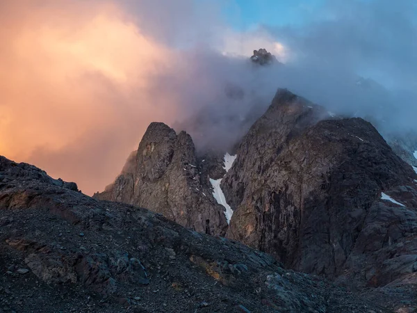 Мягкий Фокус Опасное Ущелье Драматический Туман Среди Гигантских Скалистых Гор — стоковое фото