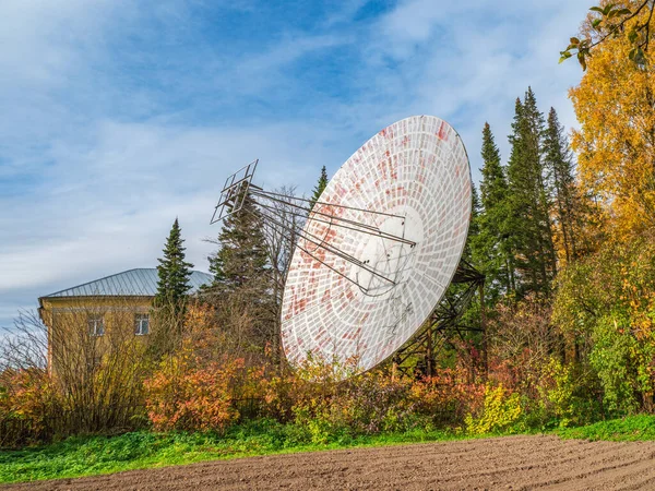 Vintage Radio Telescope Eine Große Satellitenschüssel Auf Einem Hintergrund Von — Stockfoto