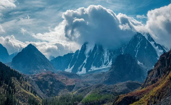 Panorámás Táj Hegyekben Sziklák Éles Csúcsai Néznek Felhőkből Reggeli Ködből — Stock Fotó
