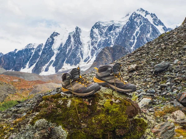 Nasse Wanderschuhe Trocknen Auf Einem Stein Vor Dem Hintergrund Schneebedeckter — Stockfoto