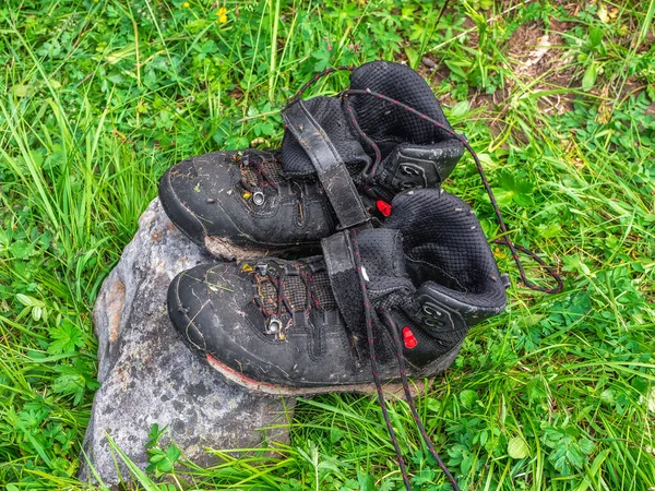 Wet Black Hiking Boots Dry Stone Background Green Grass Difficulties — Stock Photo, Image