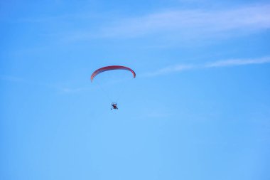 Mavi gökyüzüne karşı renkli bir paraglider. Paragliding kavramı, yatay fotoğraf